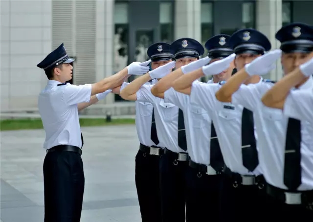 秩序員做了一件事，讓她瞬間被溫暖包圍