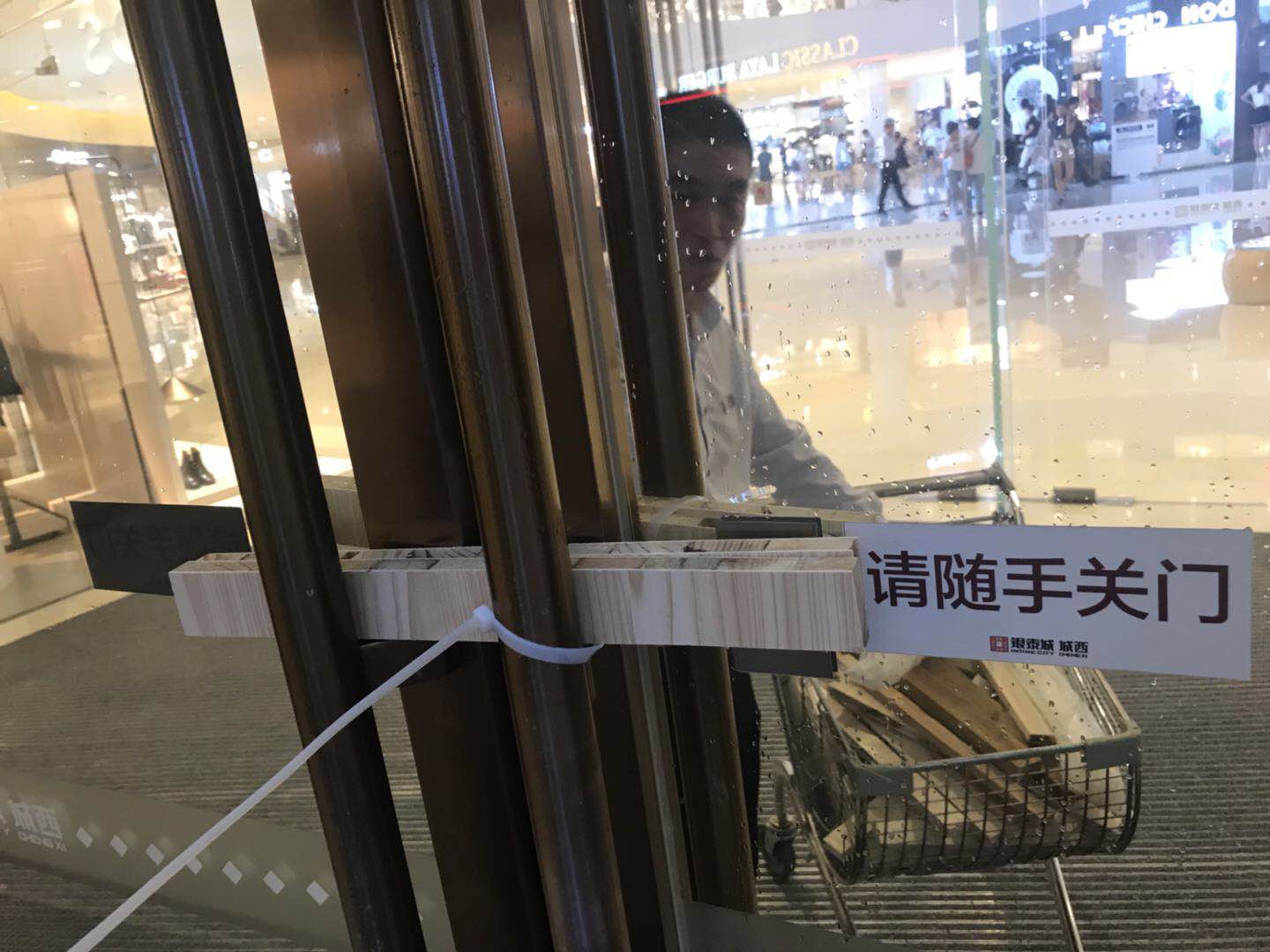 嚴(yán)陣以待|暴雨中夙夜奮戰(zhàn)，為你守護(hù)家園平安