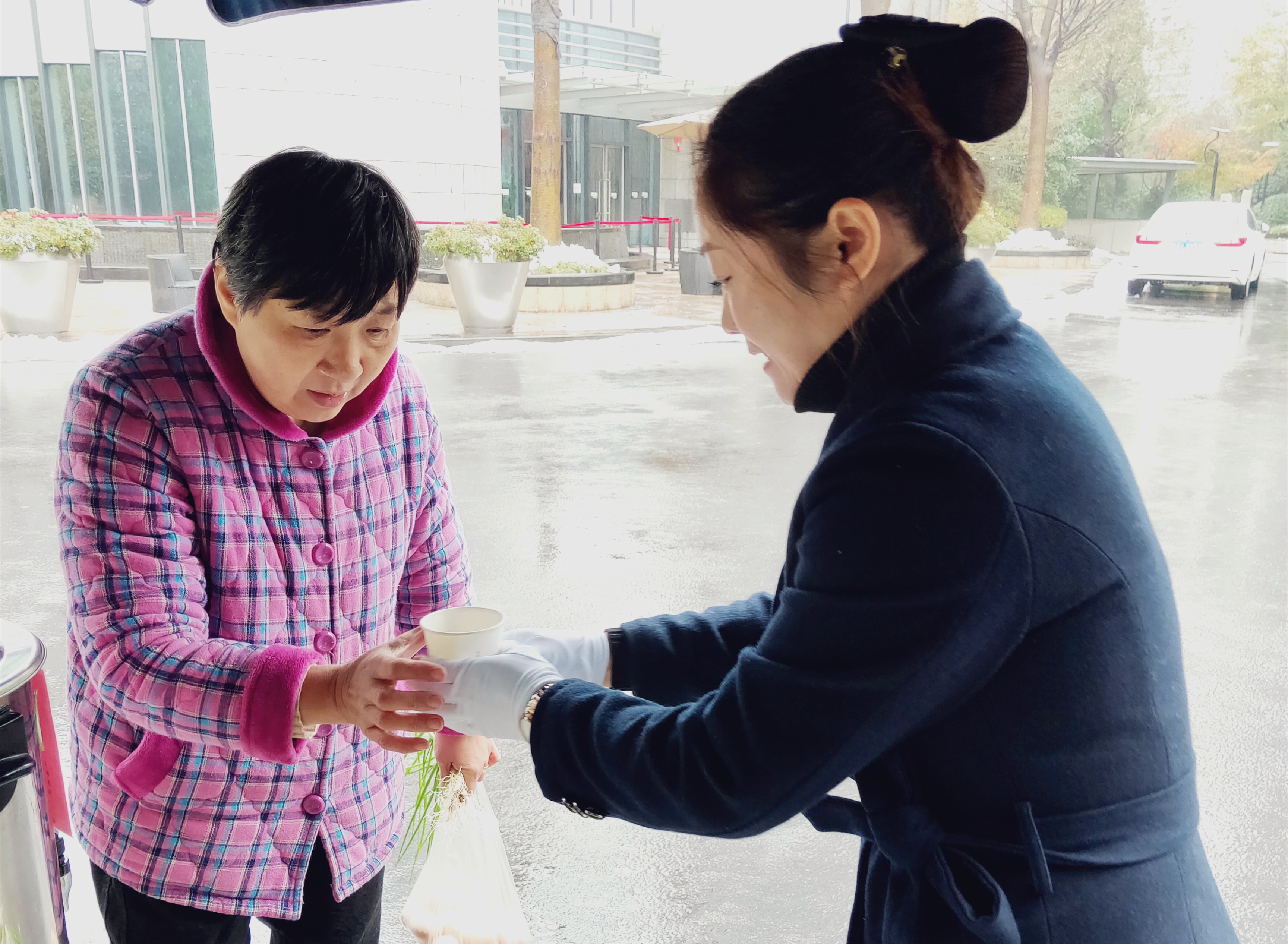 讓溫暖觸手可及|他們?yōu)榧覉@開啟“暖冬”模式，把寒冷拒之門外