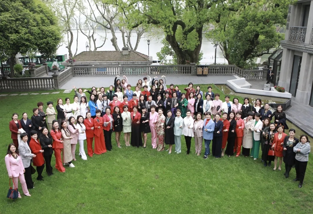 南都物業(yè)服務(wù)集團(tuán)被授予“脫貧攻堅(jiān)模范企業(yè)”榮譽(yù)，董事長(zhǎng)韓芳榮獲”公益大使“稱號(hào)