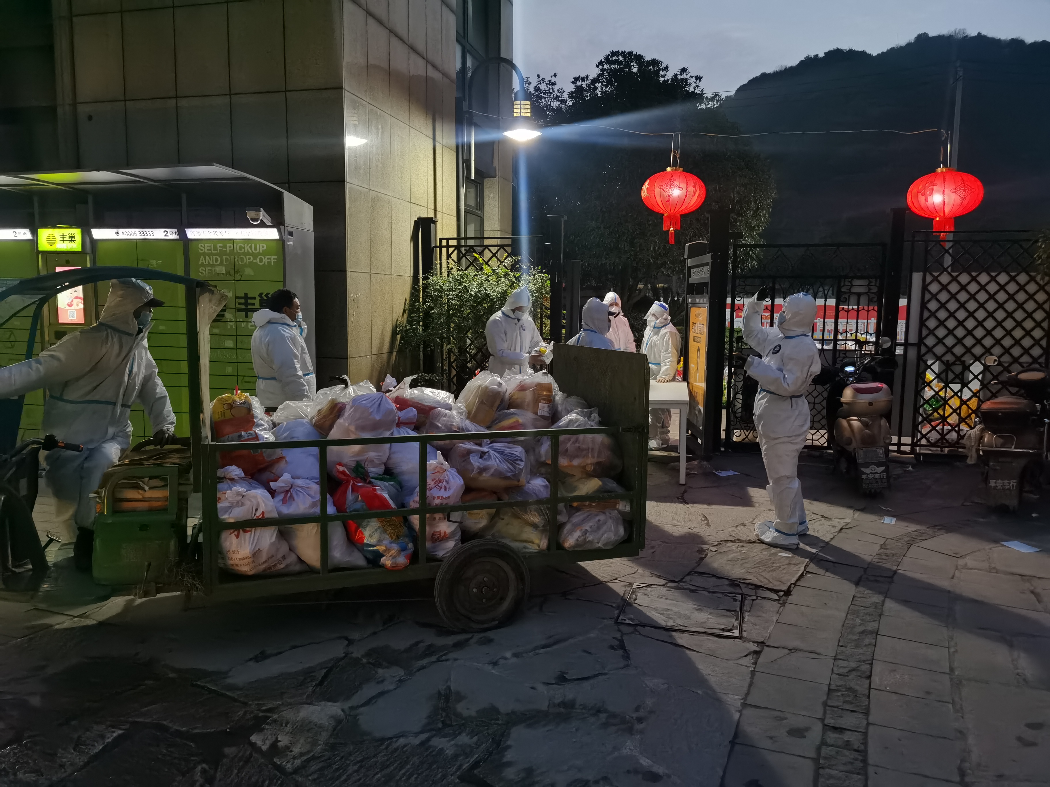 防疫隔離中的一碗熱面條！來自南都物業(yè)暖暖的愛